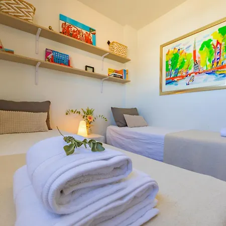 Terrace, Pool, Near & Office Apartment